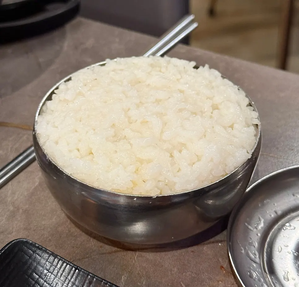 배추쌈에 싸 먹는 오겹살 한 점