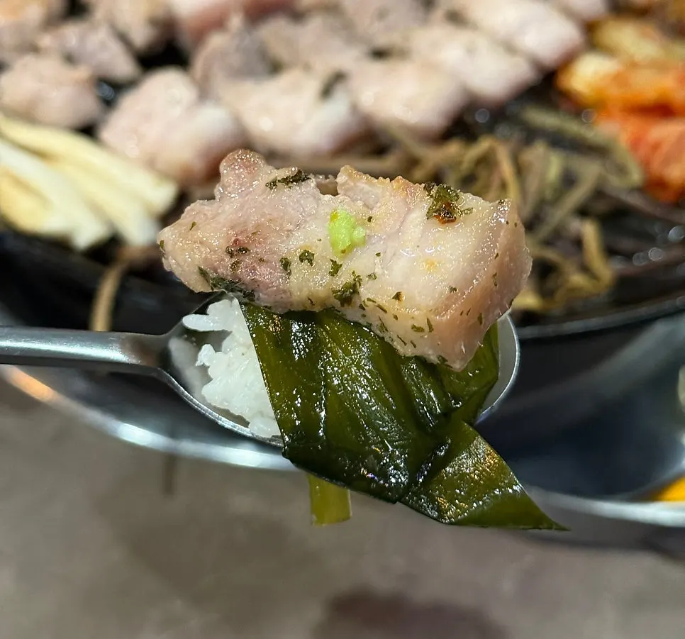 고봉으로 담긴 공기밥