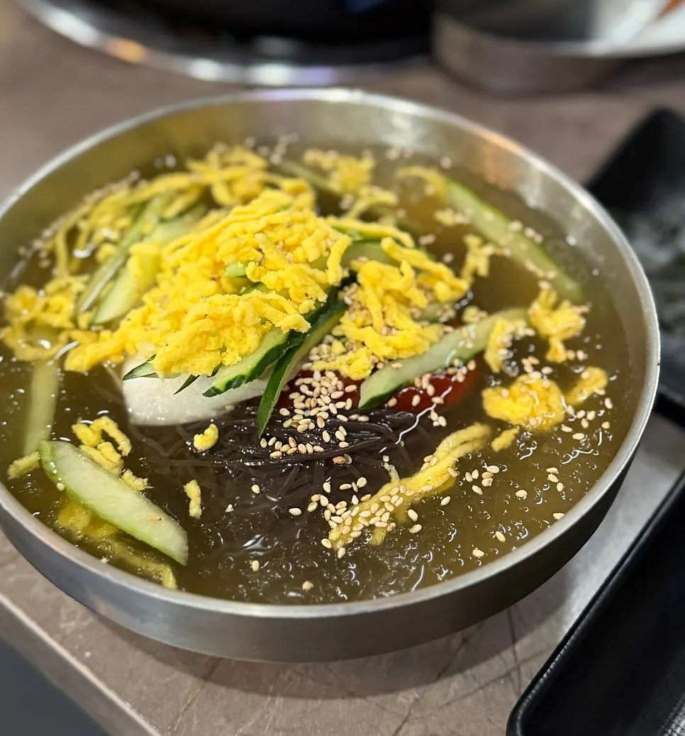 서비스로 나온 물냉면 한 그릇