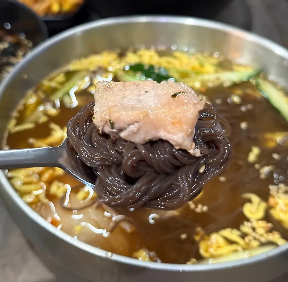 면을 들어올린 물냉면