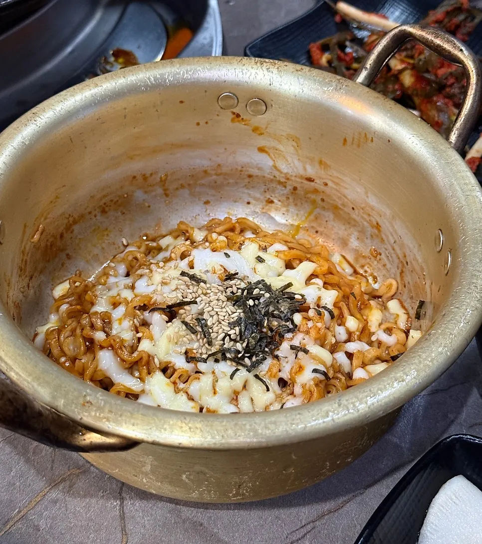 고기와 함께 차려진 상차림