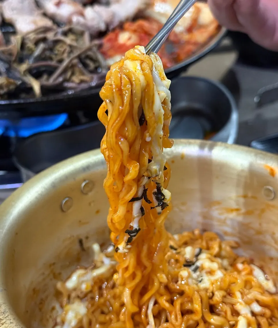 치즈를 올린 불닭볶음면