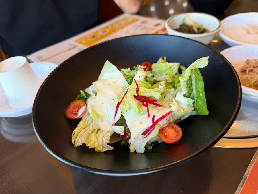 세트로 나온 샐러드와 밑반찬
