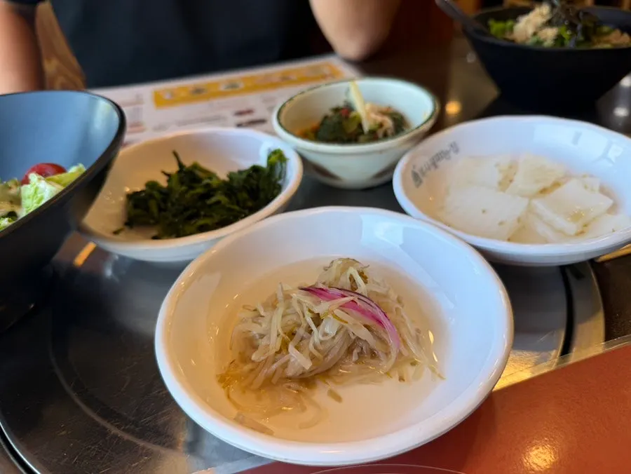 복사꽃피는집 묵사발과 반찬 구성