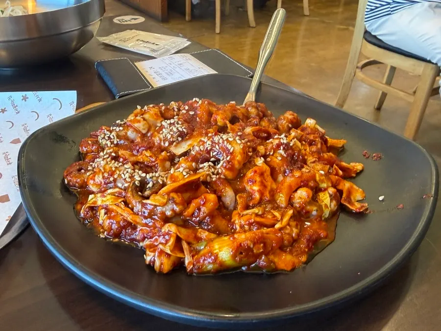 샐러드와 묵사발을 맛보는 상차림