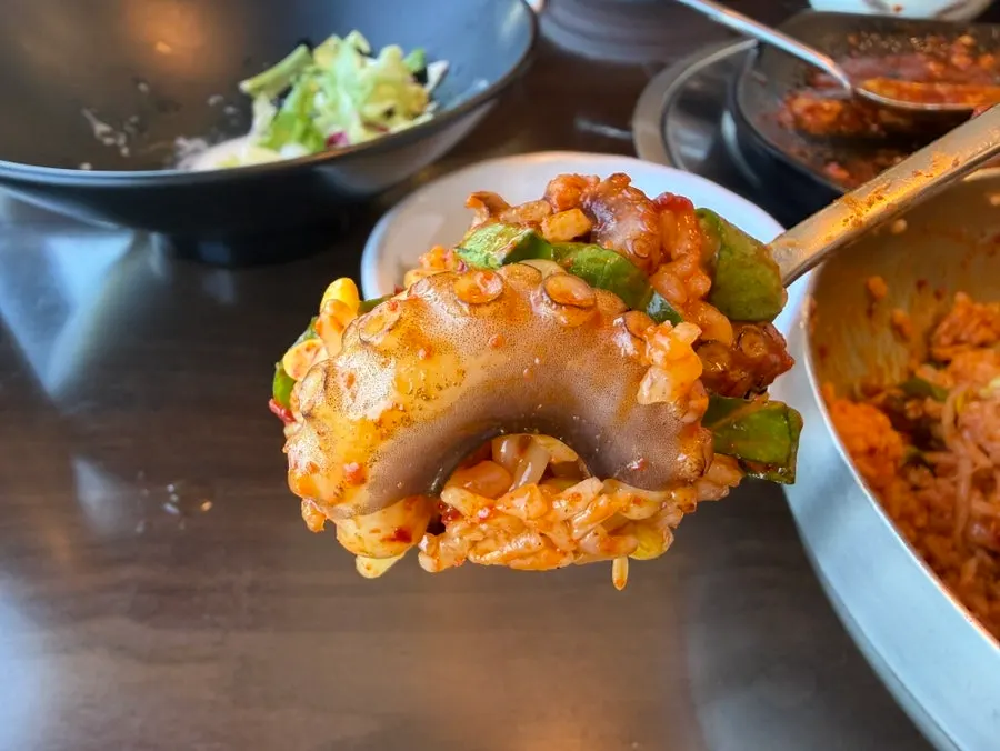 낙지볶음을 넣어 비빈 비빔밥 한 그릇