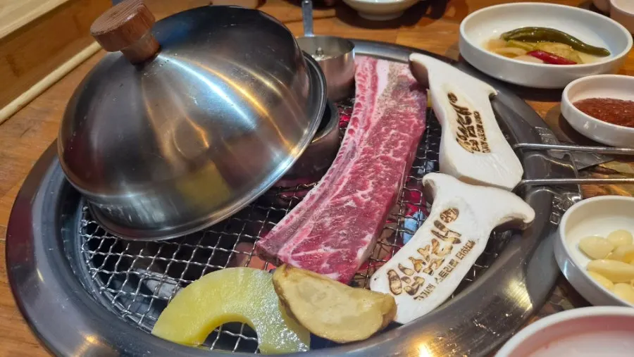 Table setup for the 500g ugalbi in the Premium Ugalbi B Set