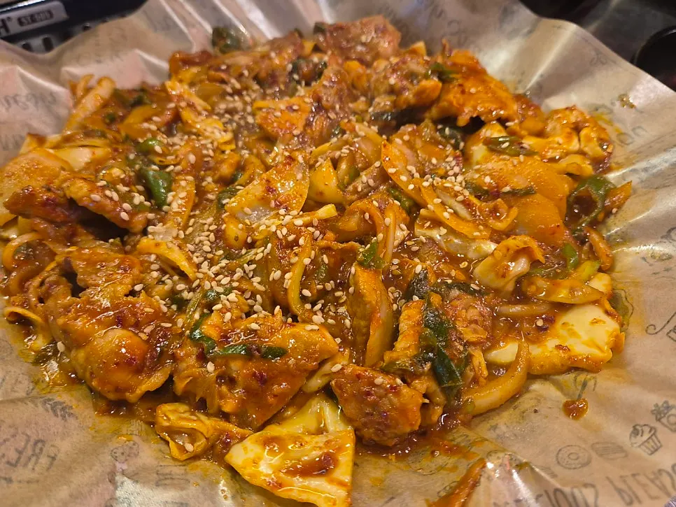 Pork stir-fry in sweet and spicy sauce