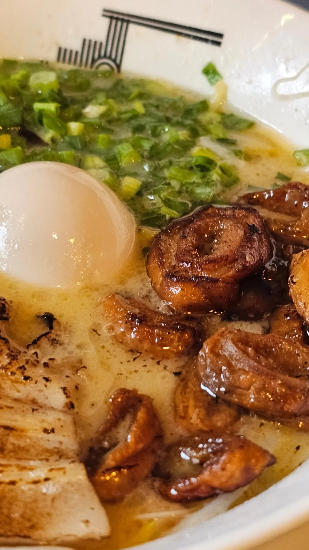 Bowl of motsu ramen topped with fried makchang