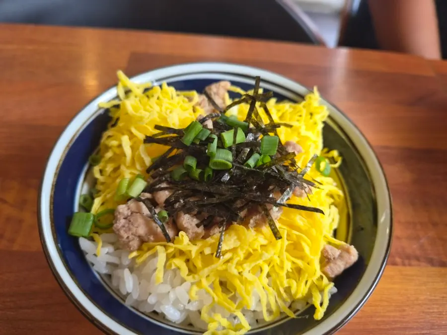 Tamago-bap topped with shredded egg