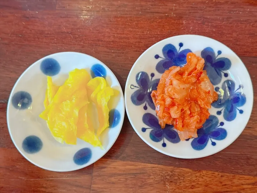 Side dishes of kimchi and seasoning sauce