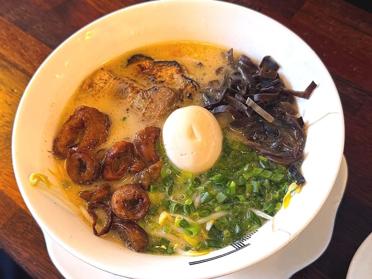 Bowl of motsu ramen 'jinhage' topped with makchang
