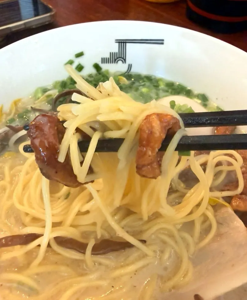 목이버섯채와 막창이 함께 담긴 라멘 클로즈업