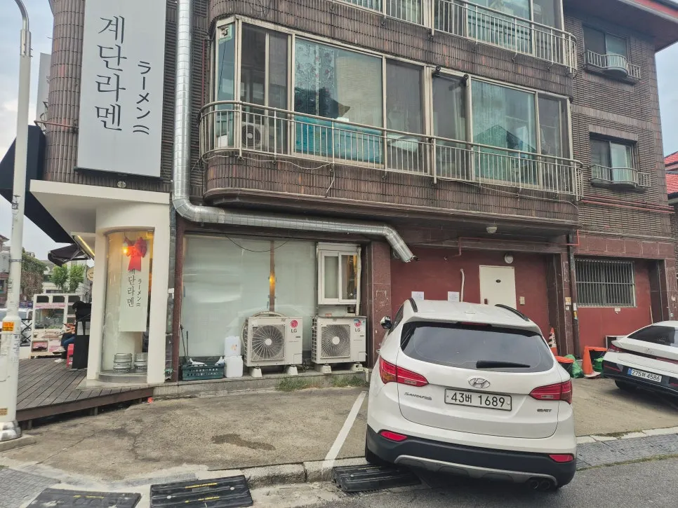 계단라멘 일산본점 매장 앞 주차 공간