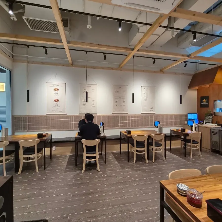 Wood-toned interior of Gyedan Ramen Mokdong Branch