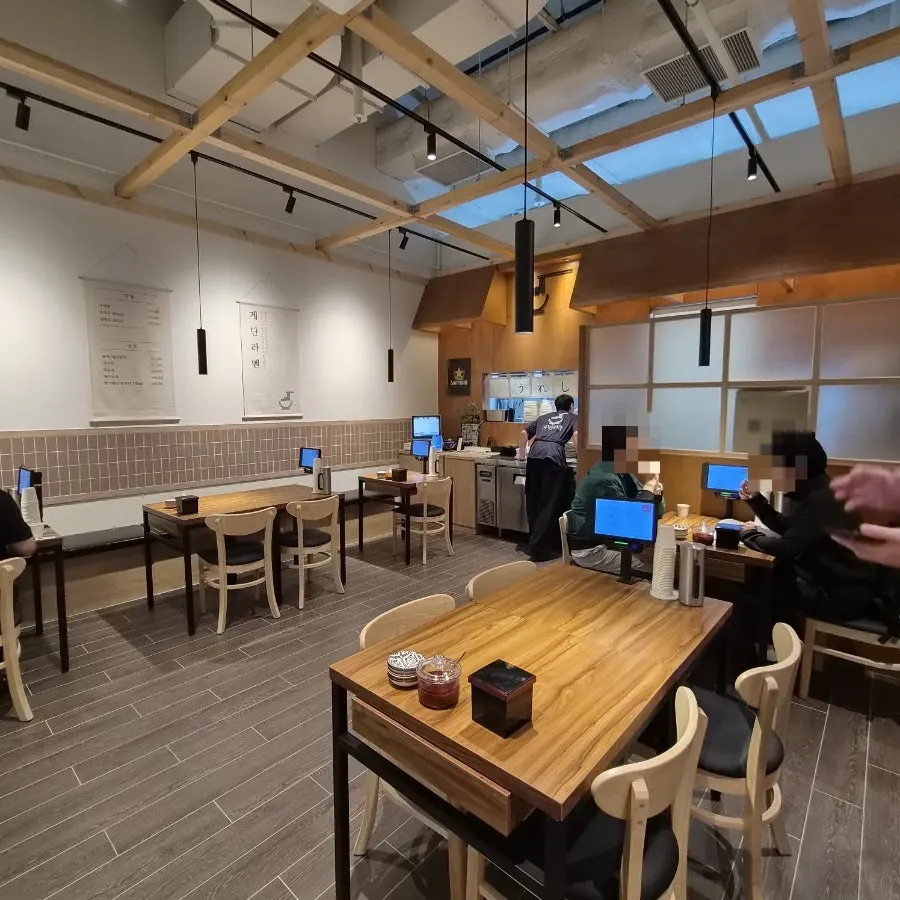 Tables for 2 and 4 at Gyedan Ramen Mokdong Branch