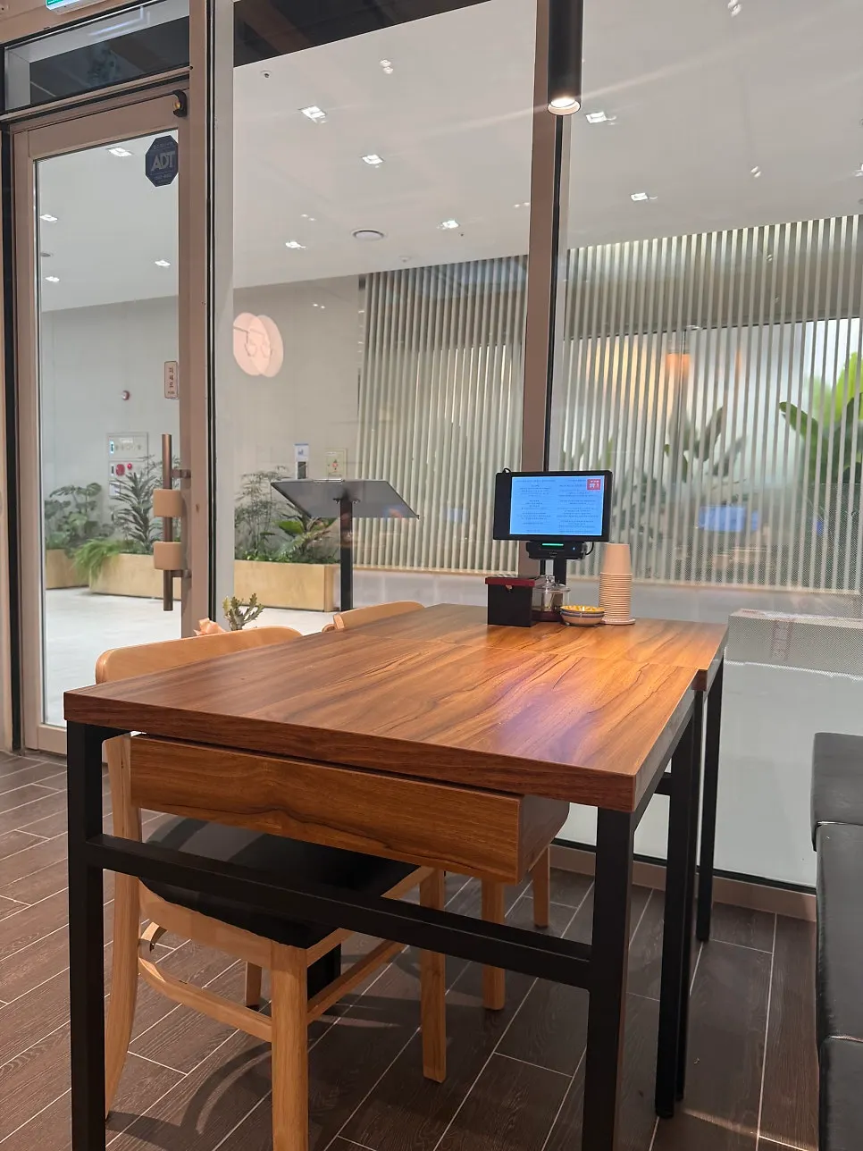 Clean, tidy interior of Gyedan Ramen Mokdong Branch
