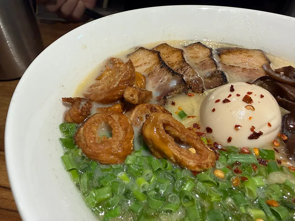 Full spread of motsu ramen at Gyedan Ramen Mokdong Branch