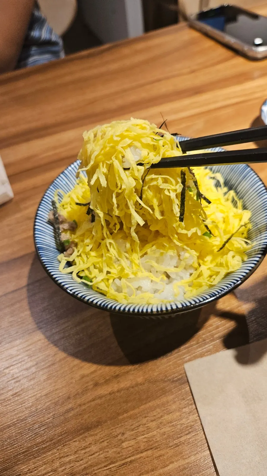 달걀지단과 다진 차슈를 올린 차슈덮밥