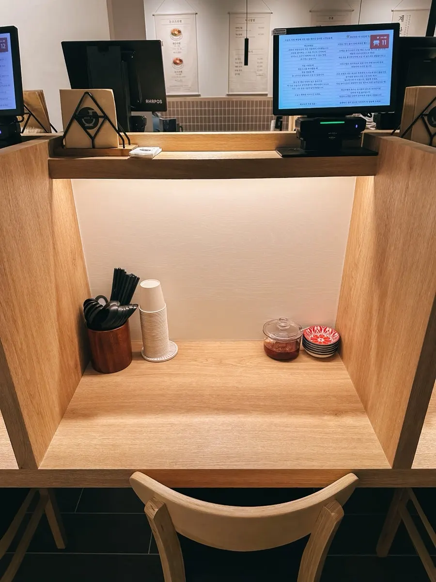 Study-café-style solo dining seat