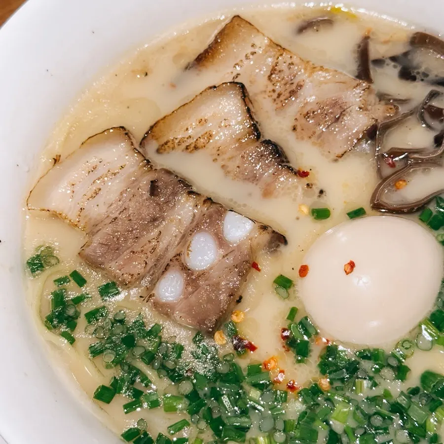 Gyedan ramen topped with thick slices of chashu