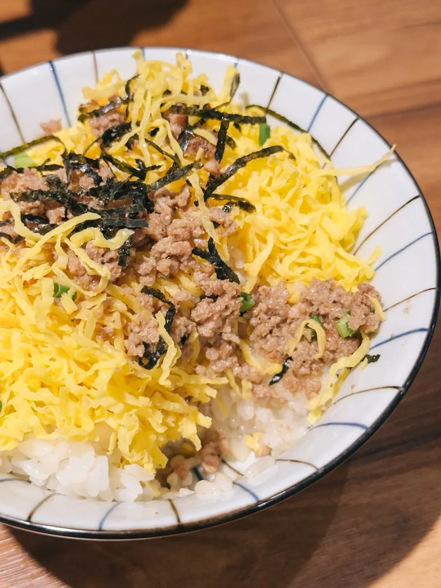 Mini tamagobap with minced meat mixed in