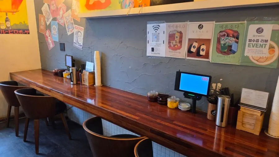 Table layout inside Gyedan Ramen