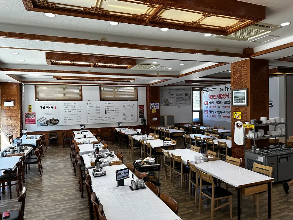 Spacious, comfortable seating hall at Gyehwado