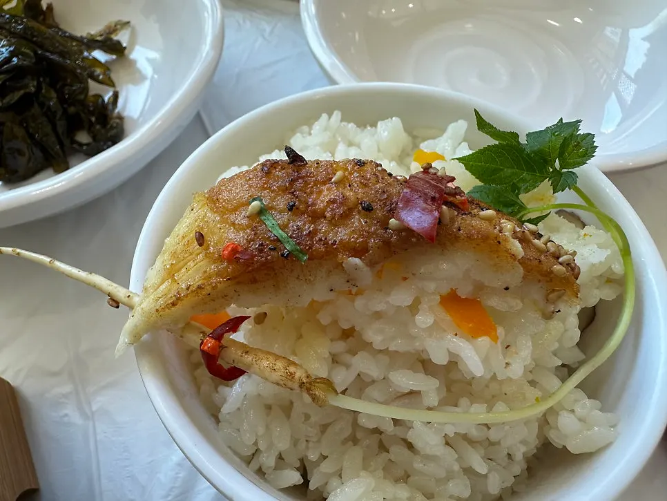 Grilled pomfret and grilled rockfish