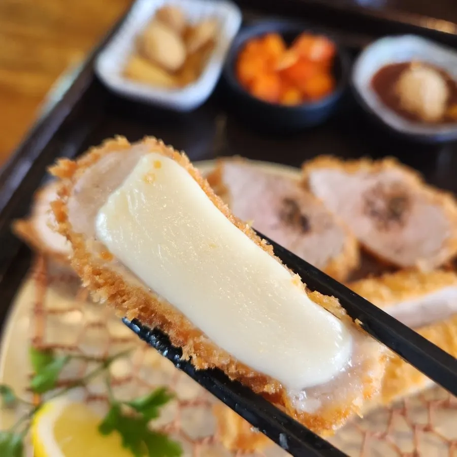 Table setting of donkatsu at Gyeomson Donkatsu Geomdan Branch
