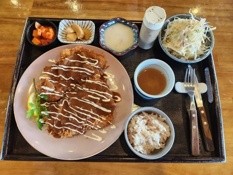 Gyeongyangsik donkatsu served on a tray