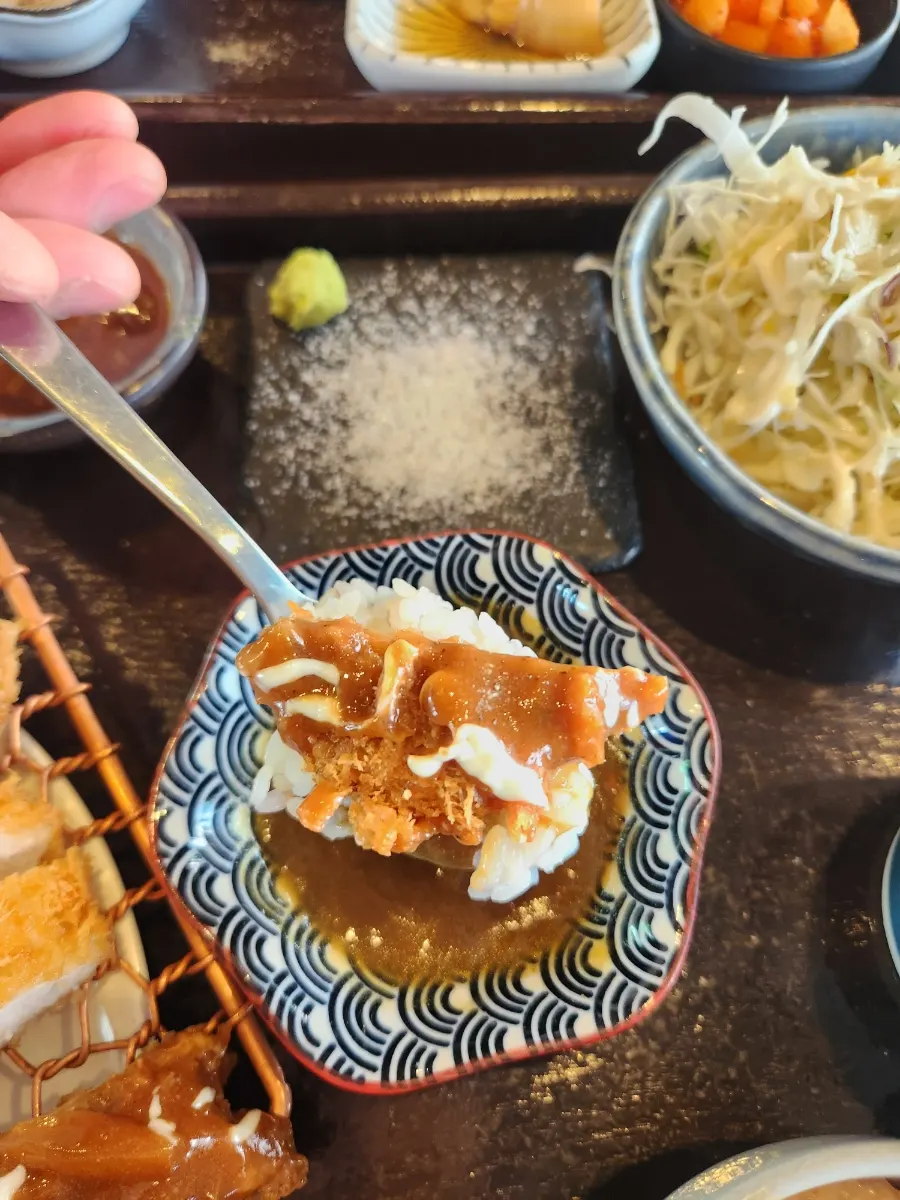 Curry rice bowl made by pouring curry over rice with donkatsu