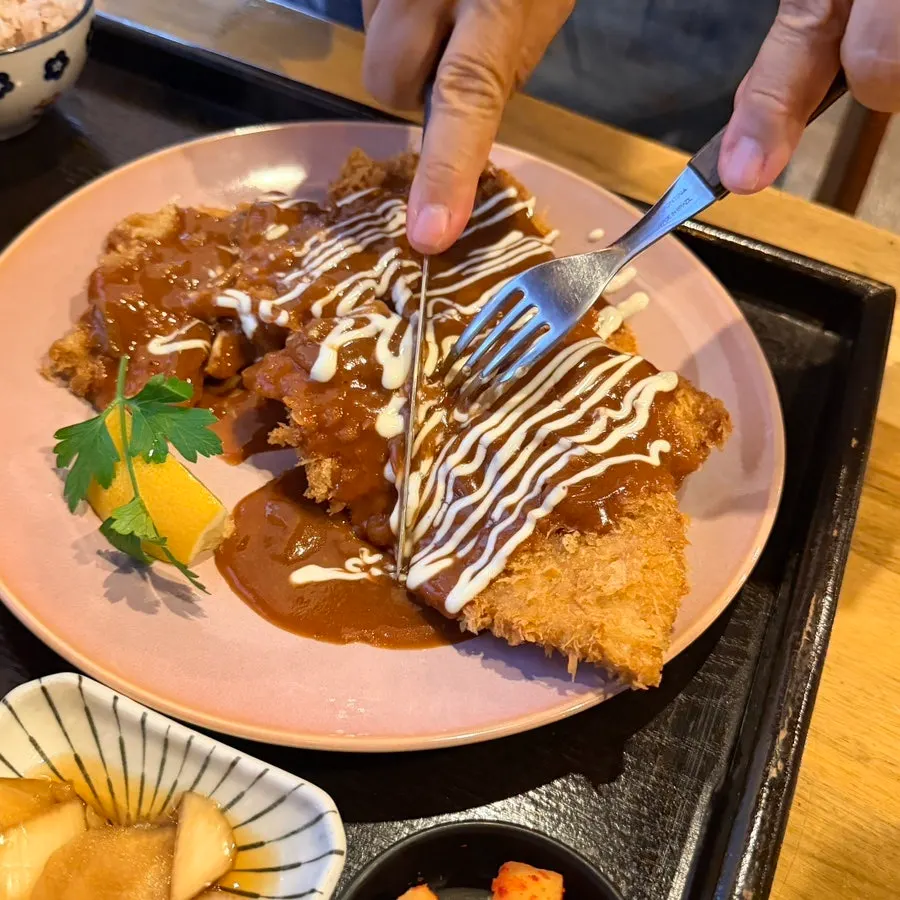 겉은 바삭 속은 촉촉한 돈까스 단면
