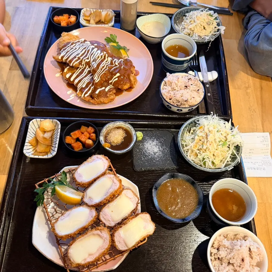 도톰한 두께가 보이는 돈가스 조각
