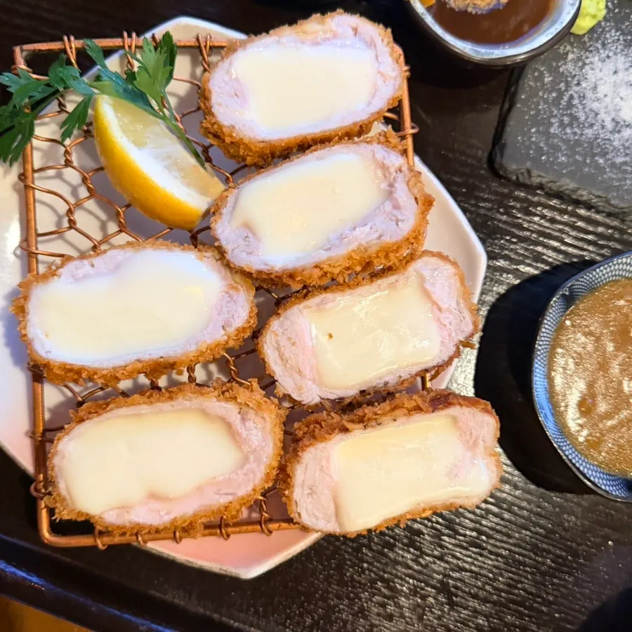 촉촉하게 씹히는 돈가스 고기 결