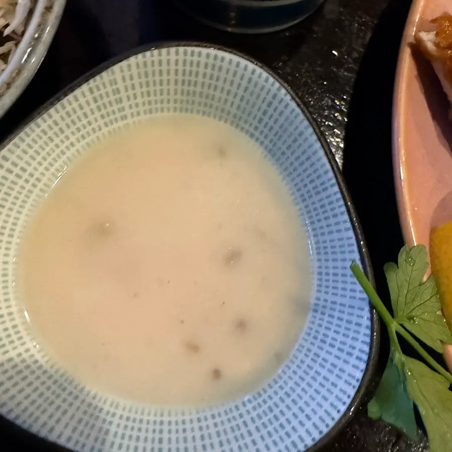 반찬과 번갈아 먹는 돈가스 한 상
