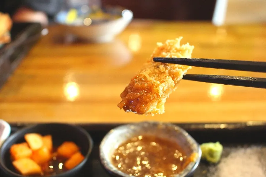 Picking up a piece of sirloin katsu