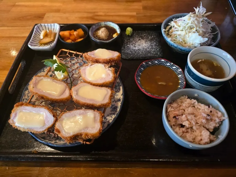 넉넉하게 담긴 카레와 밥