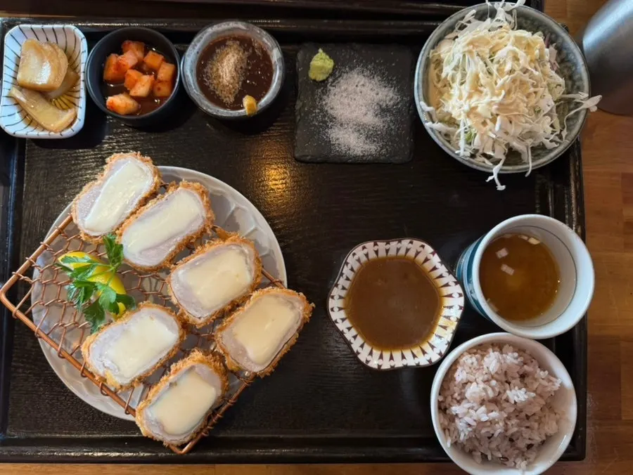 とんかつとご飯、サラダが並ぶテーブル