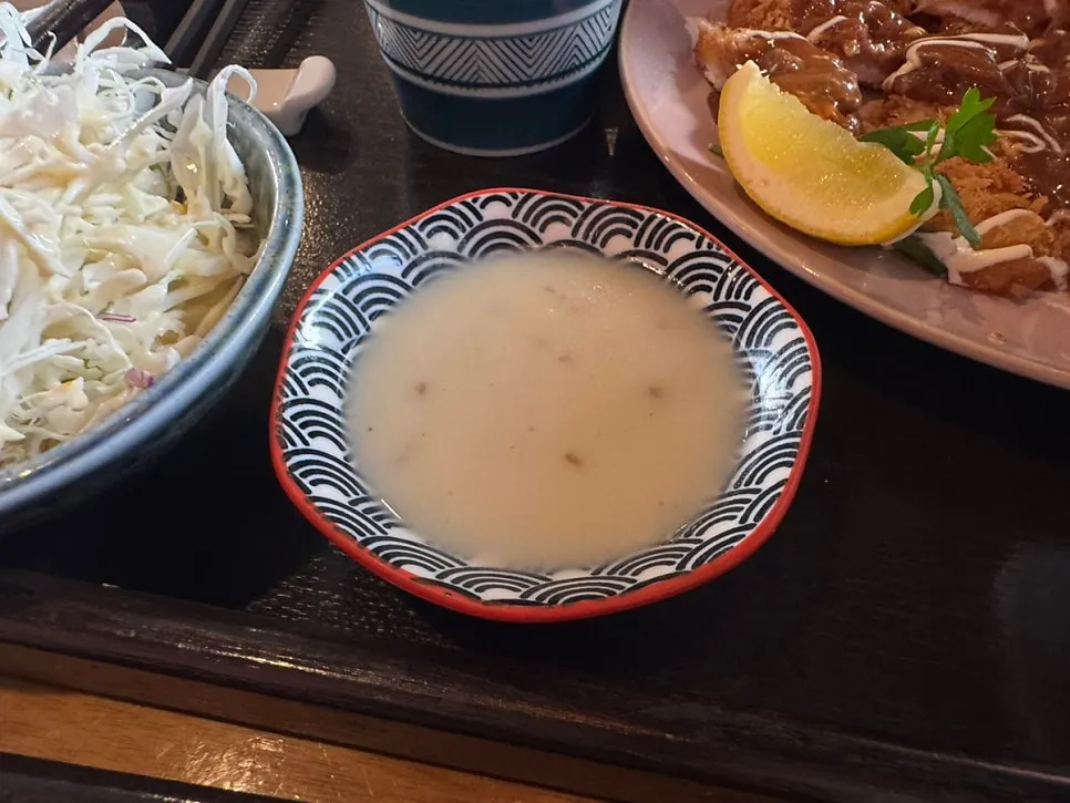 ソースがかかった洋食風とんかつ