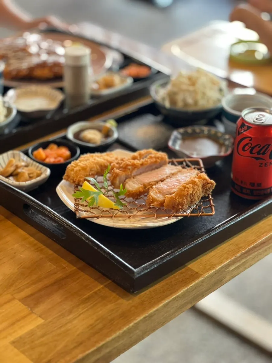 나무 트레이에 담겨 나온 등심돈가스 한상