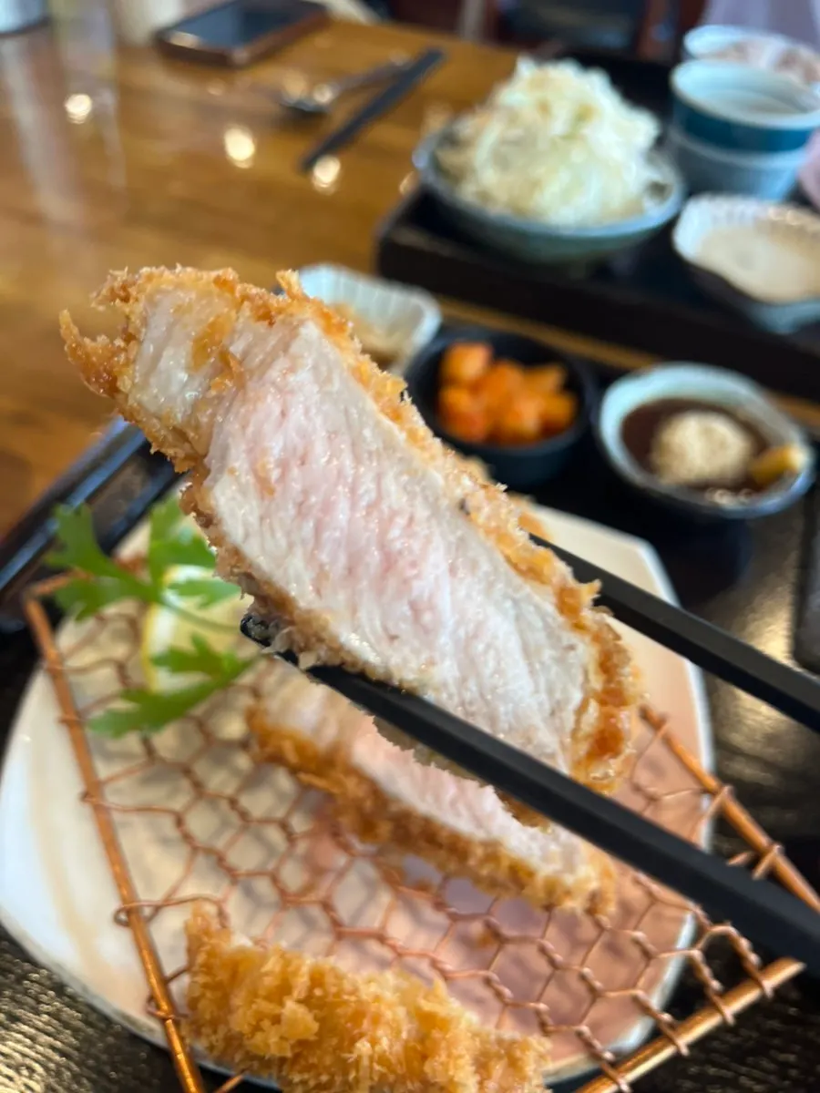 단면이 보이는 두툼한 등심돈가스