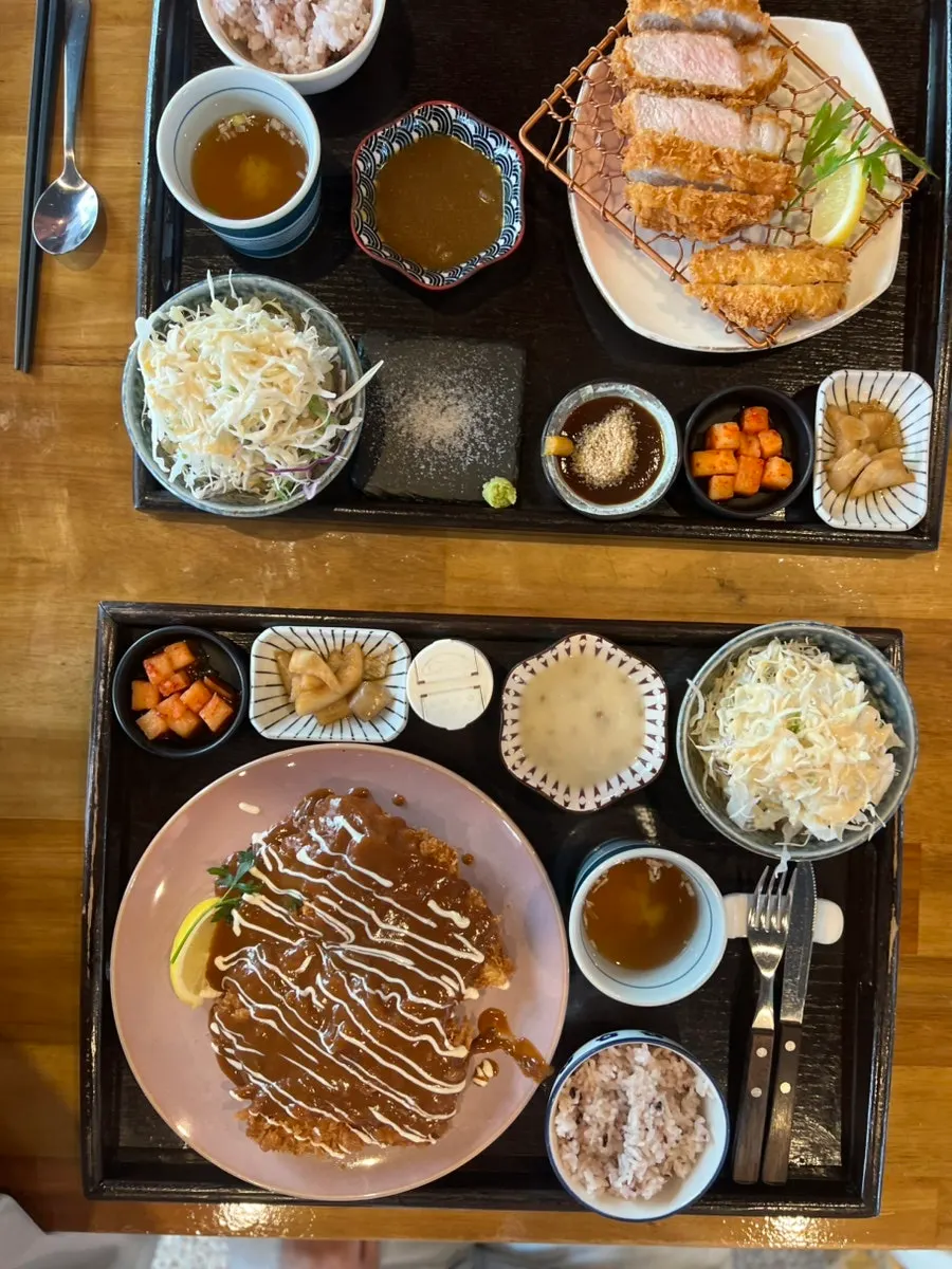 쌀밥과 미소장국이 포함된 기본 상차림