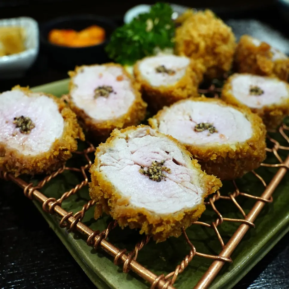 동글게 잘린 안심돈가스 접시