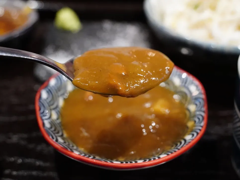 리필한 카레 그릇