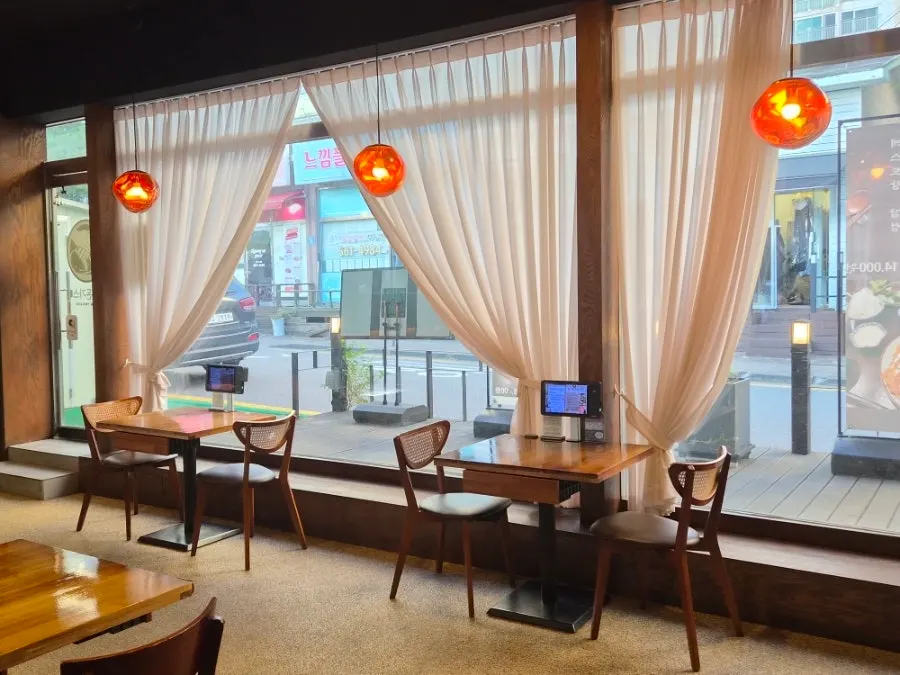 インテリアにこだわった店内の座席