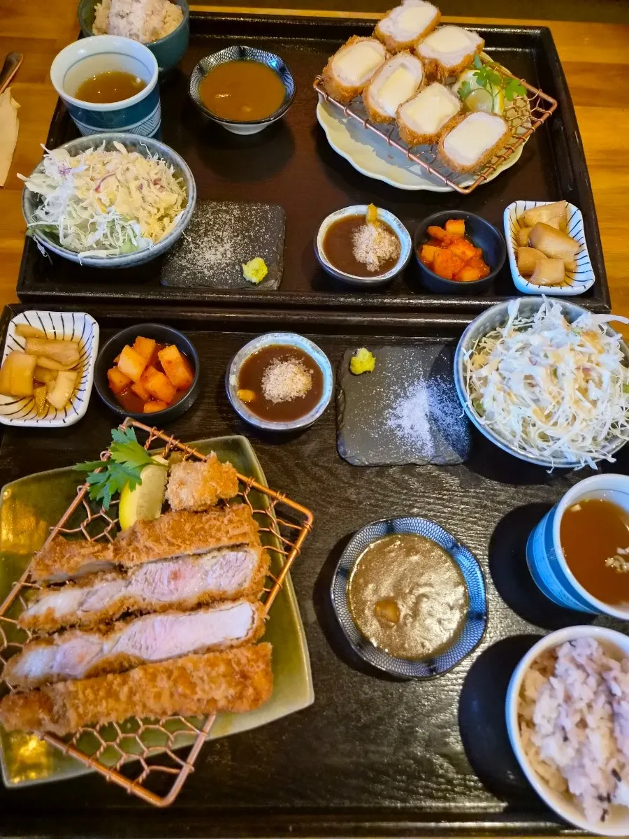 大きなお盆に用意されたかつ一式の構成