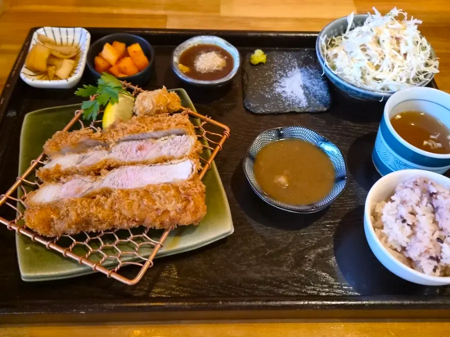カブリサルが含まれた特上ロースかつの一皿