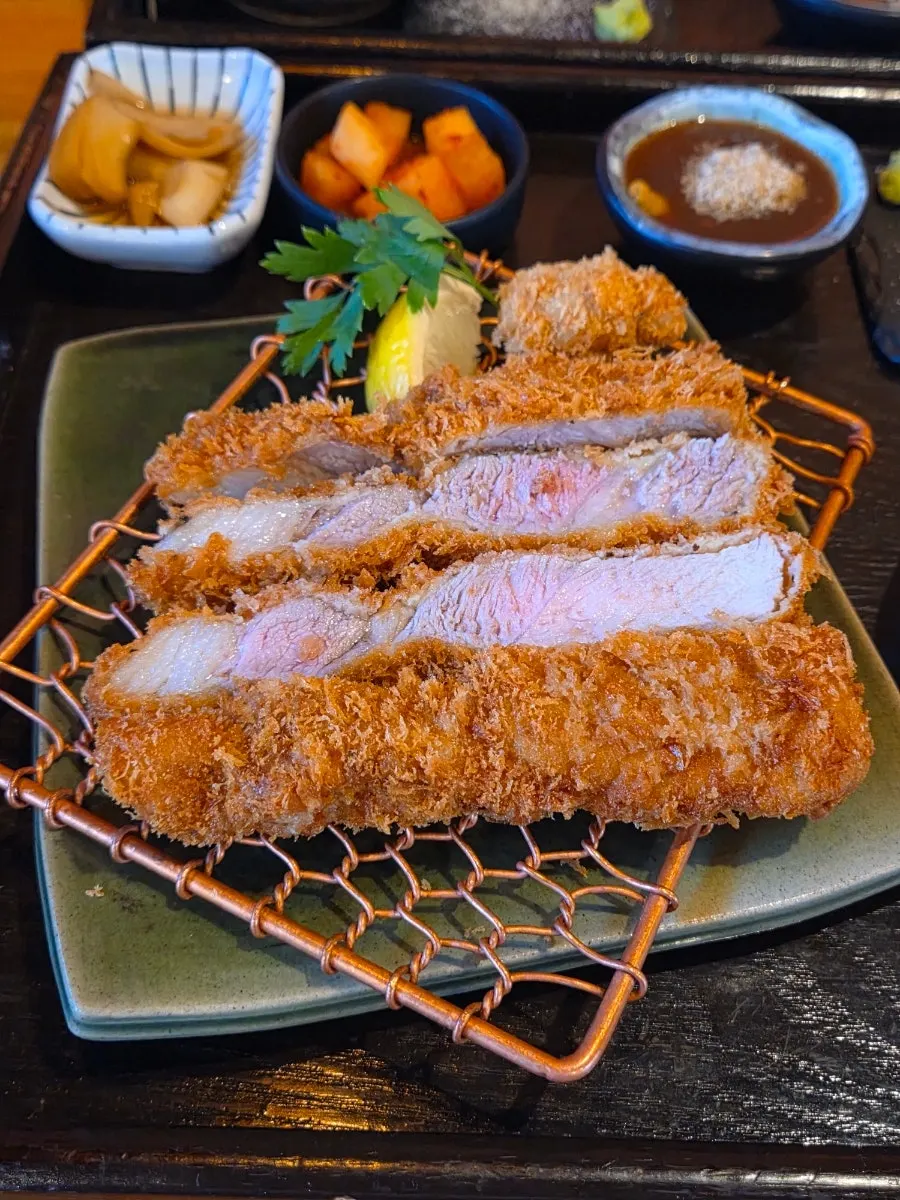 厚めに切られた特上ロースかつの断面