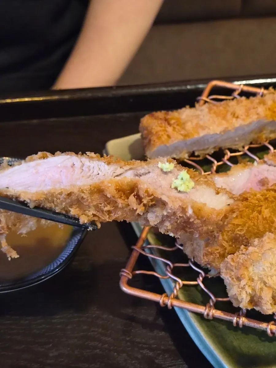 パン粉がのったとんかつソースとかつ